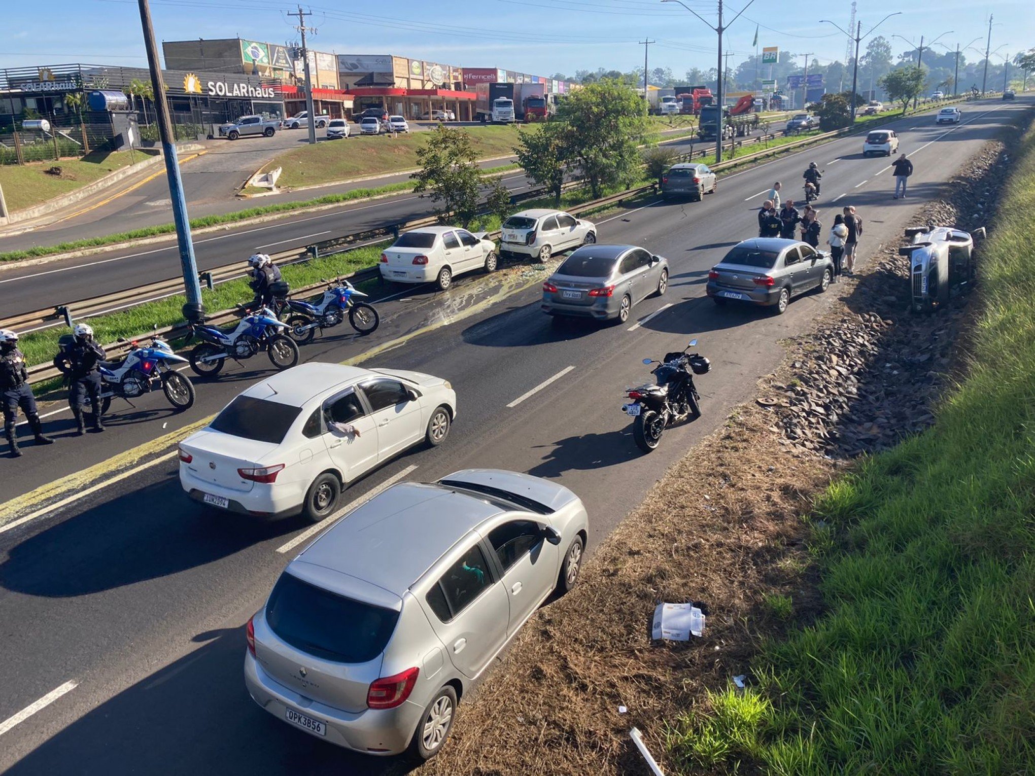 CARRO CAPOTADO E OVOS NA PISTA: Quatro veículos se envolvem em engavetamento na BR-116