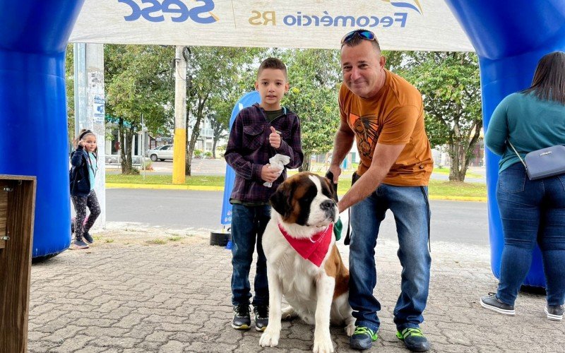 Pietro Martini, 10, e o pai André Luis martini, 54, com o São Bernardo Toretto