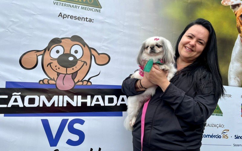 Daiane Wilhelm e a mascote Babi Vitória