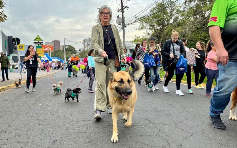 Cãominhada solidária do VS arrecada mais de 300 quilos de ração