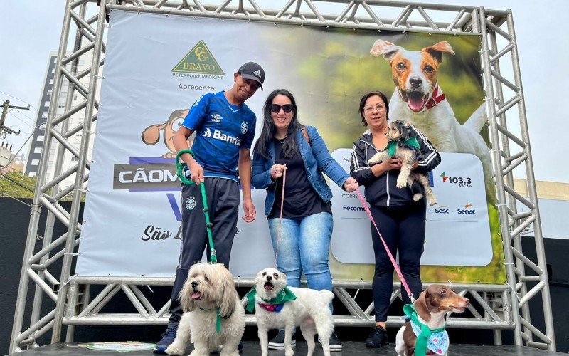 Eduardo Mattos dos Santos, 47, Juliana Vicente Pereira, 35 e Angelina Fonseca Vicente Pereira, 54, com os animaizinhos de estimação da família