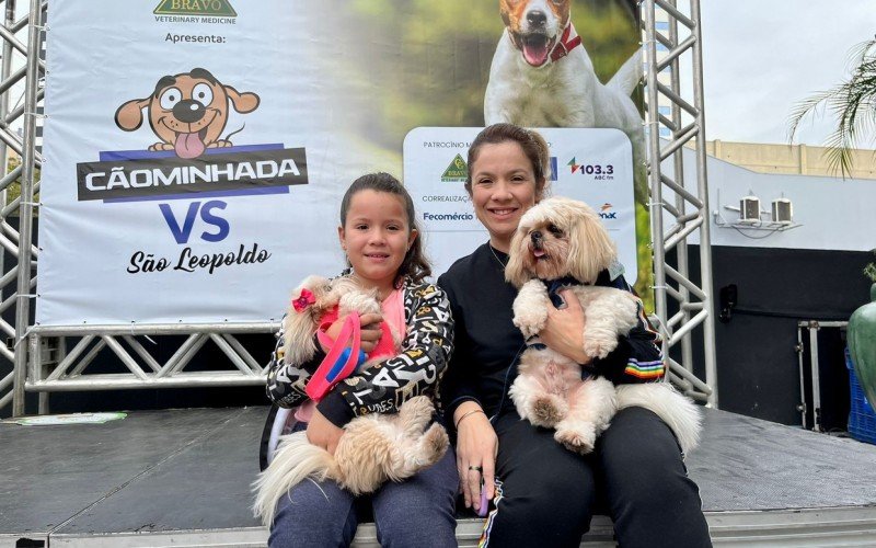 A pequena Marina, 7, com a mãe Eveline Alves, 39 e os mascotes Cissa e Bruce