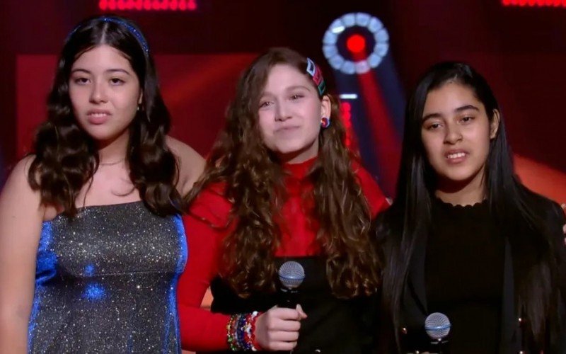 Participante de Canoas (centro) se despede do The Voice Kids 2023; saiba como foi a batalha