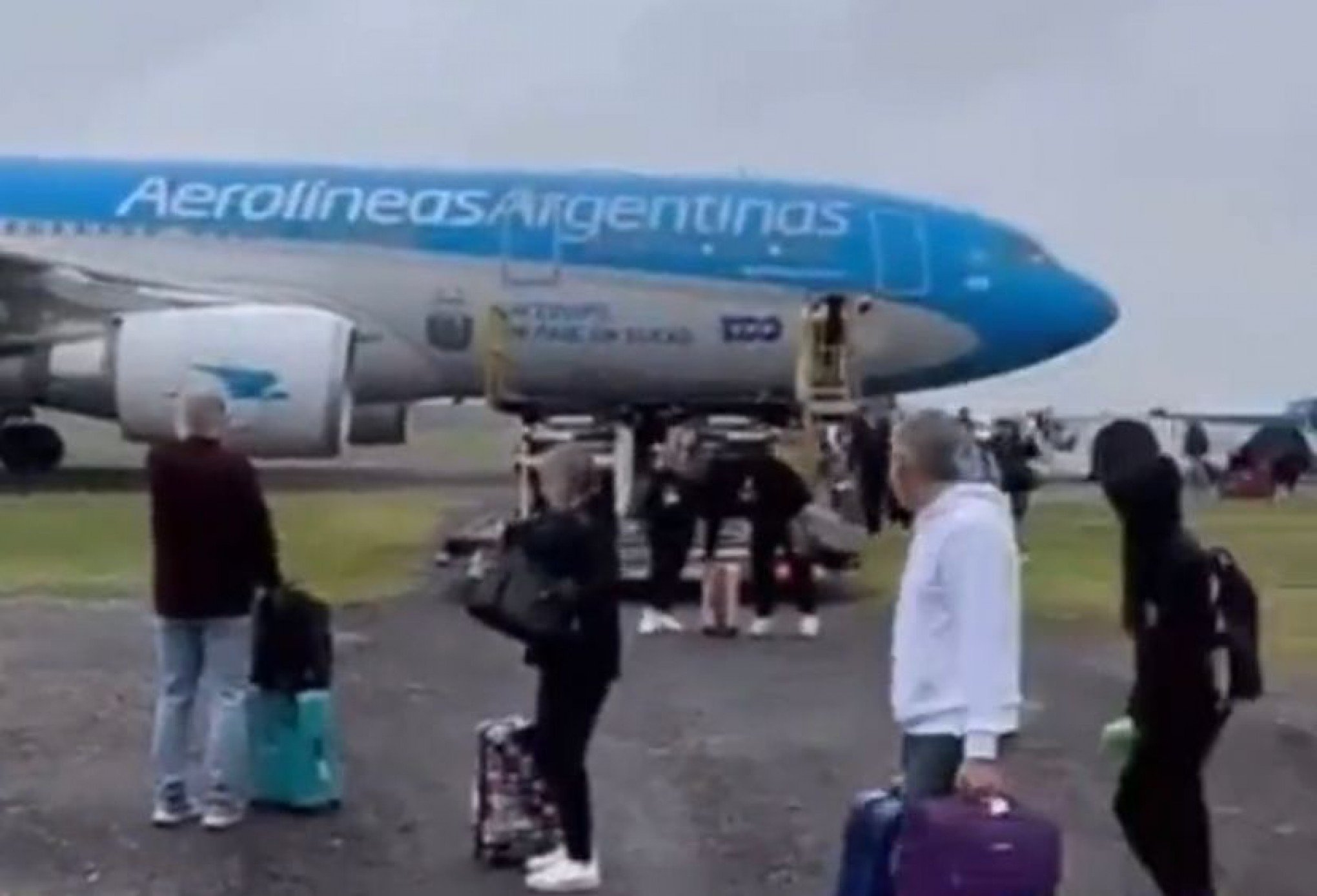 VÍDEO: Avião da Aerolíneas Argentinas é evacuado por ameaça de bomba