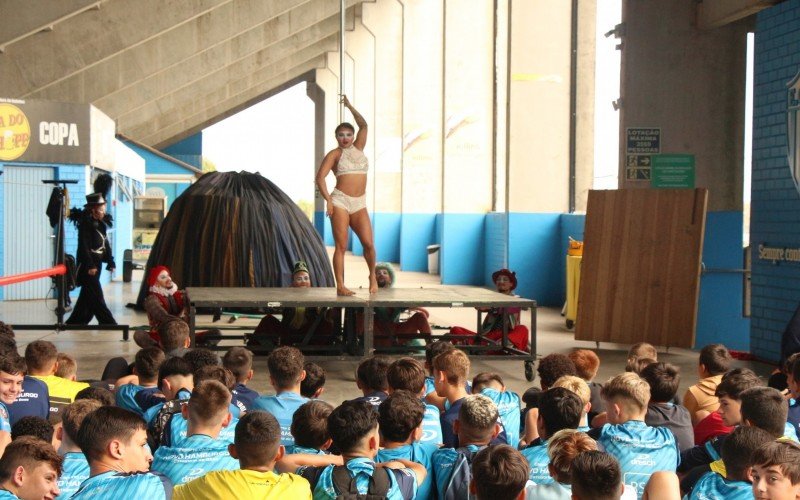 Grupo Tholl se apresenta para o projeto Arte e Futebol - Gol de Placa