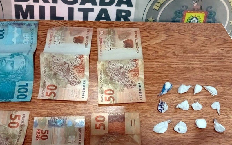 Homem foi preso com 12 buchas de cocaína em frente à casa noturna em Gramado
