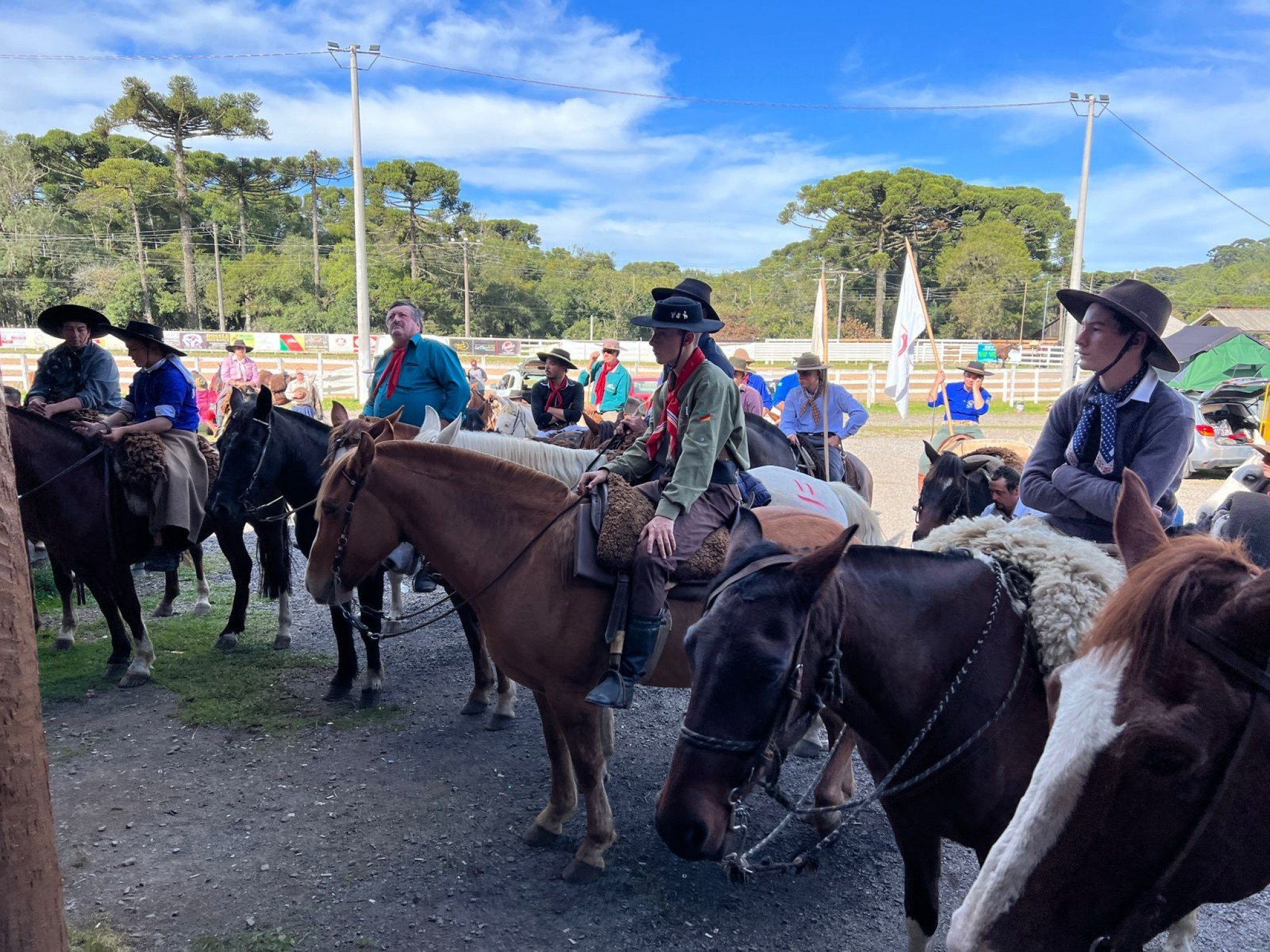 Cavalgada da Serra passa por Gramado e celebra tradições gaúchas