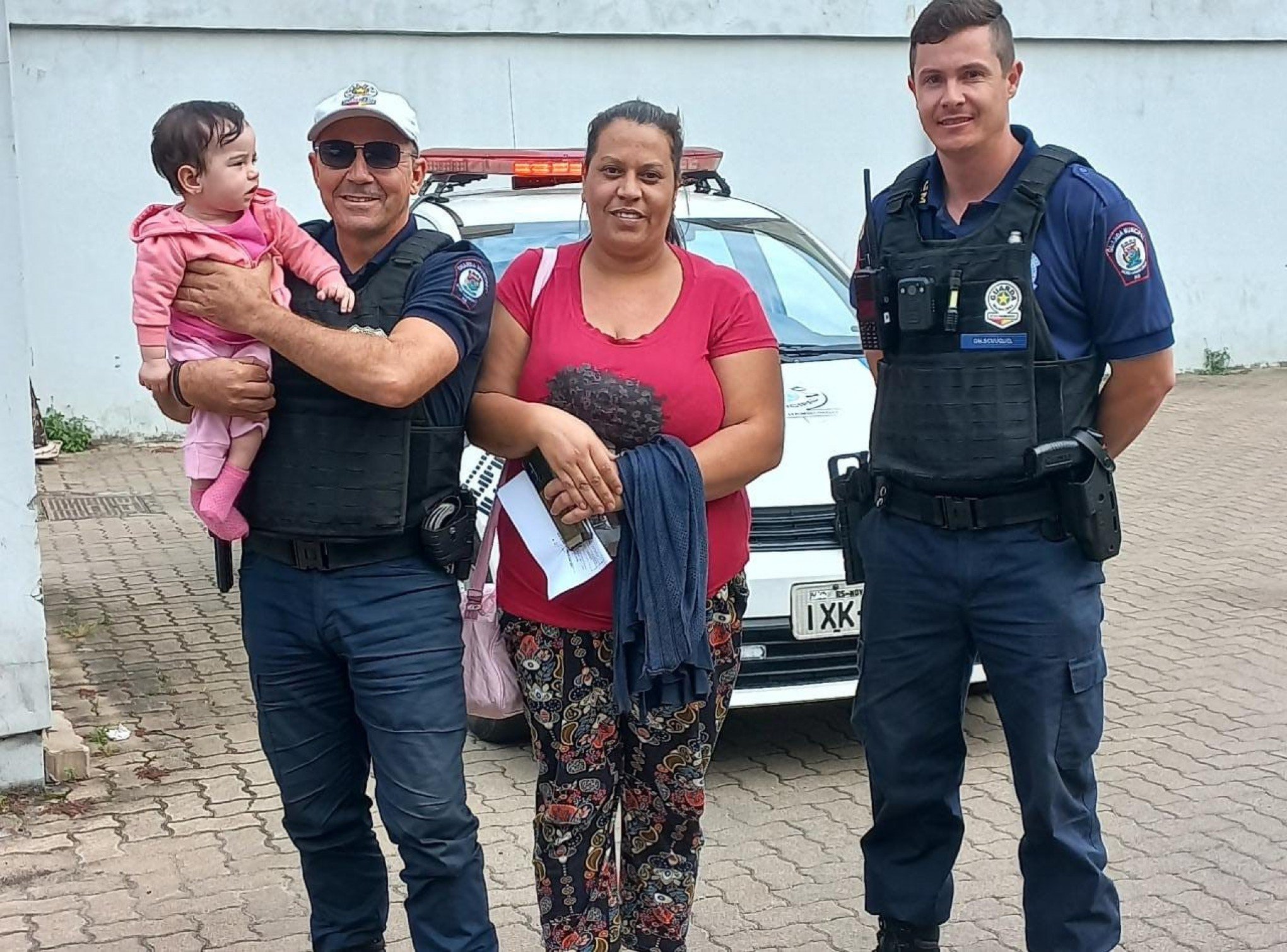 Cinara com a filha Rafaella e os guardas municipais que impediram o afogamento da criança