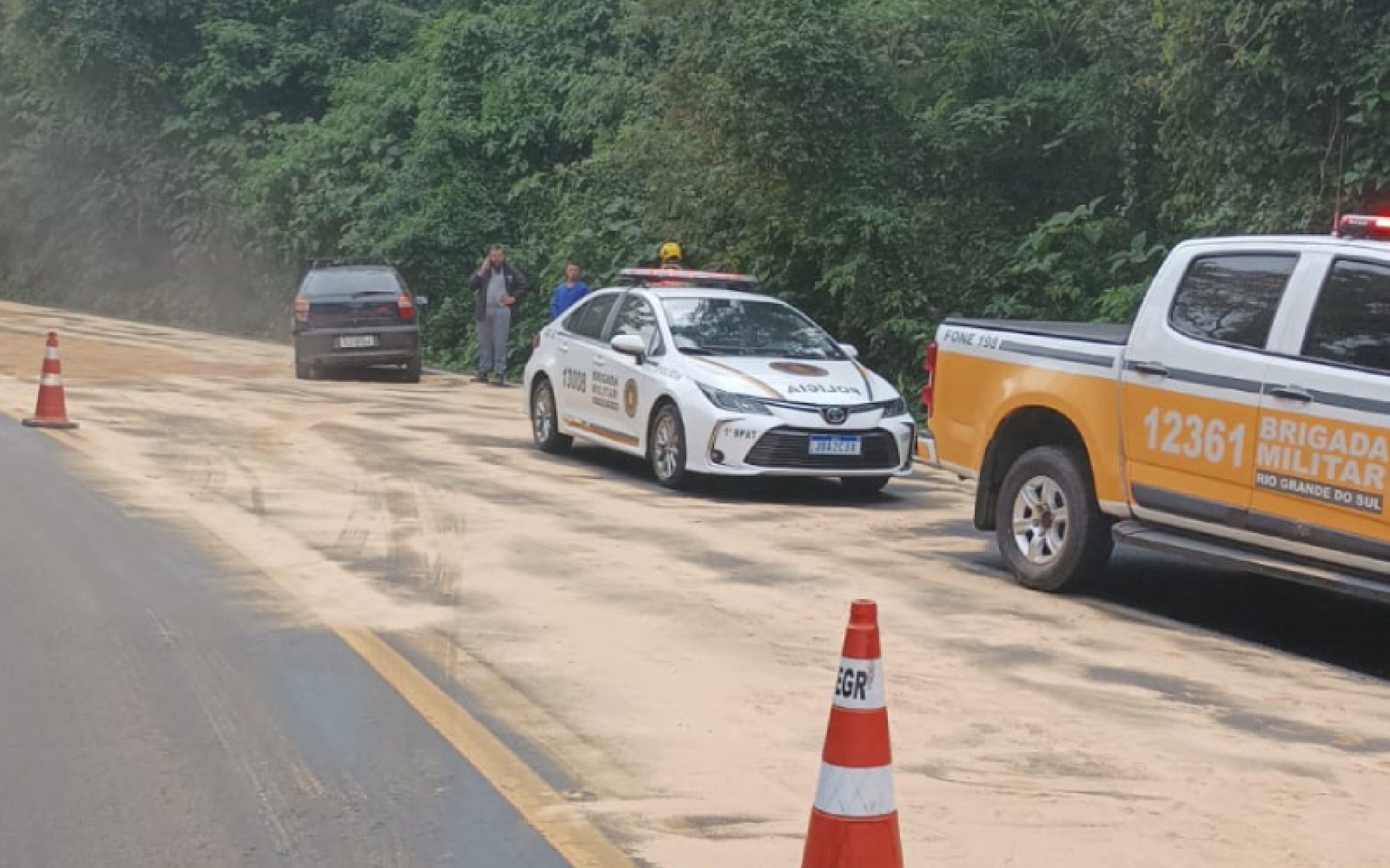 VEJA FOTOS: Três veículos batem em rodovia e policiais rodoviários falam sobre óleo na pista; entenda