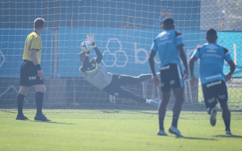 Adriel defendeu uma cobrança de pênalti durante o jogo-treino contra o São José