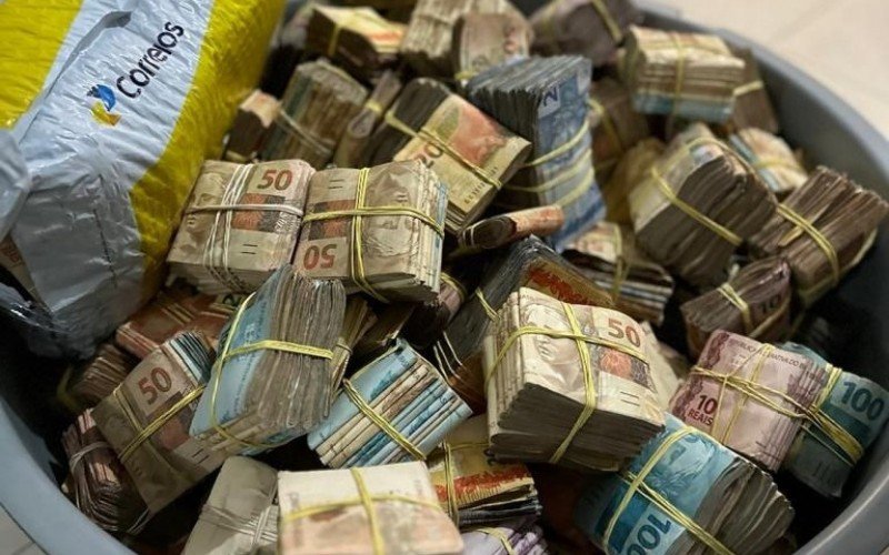 Maior parte das cédulas estava em bacias de plástico
