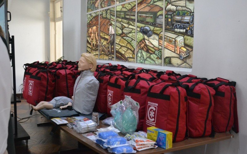 Kits de primeiros socorros também foram entregues às escolas da rede municipal