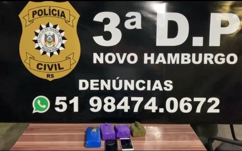 Foram apreendidos 1,6 quilo de maconha e dois celulares na residência do investigado