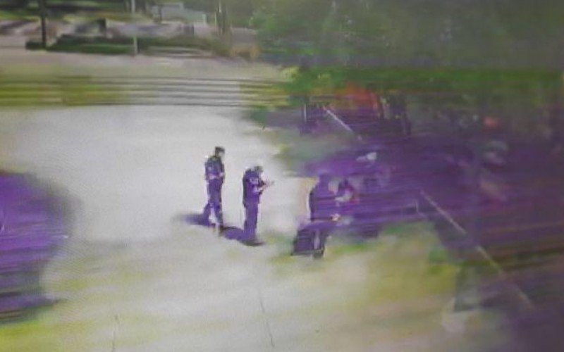 Cinco adolescentes foram apreendidos na noite da segunda-feira (22) após serem flagrados pichando patrimônio público na Praça do Imigrante