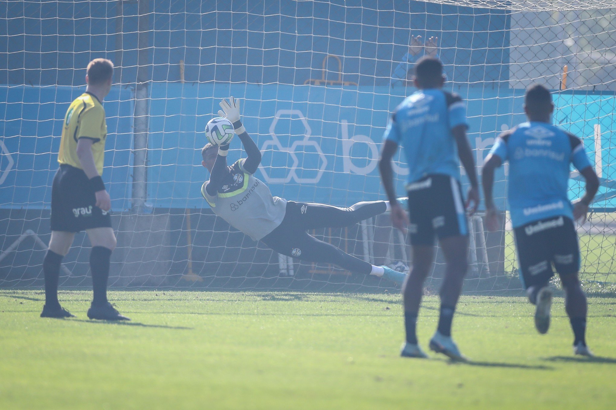 Adriel pega pênalti e Grêmio fica no empate em jogo-treino nesta terça-feira