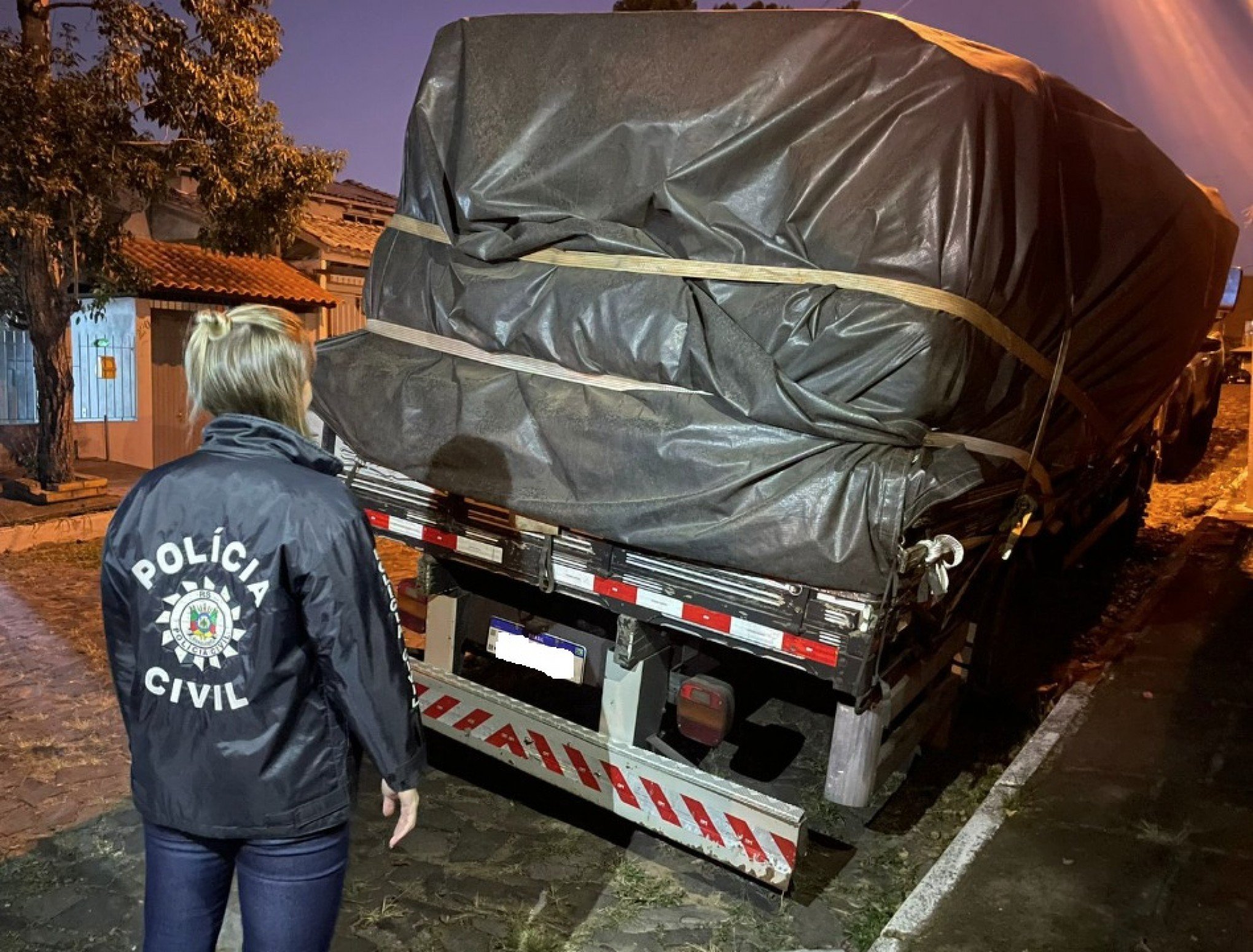 R$ 300 MIL: Polícia investiga furto de caminhão com carga de erva mate