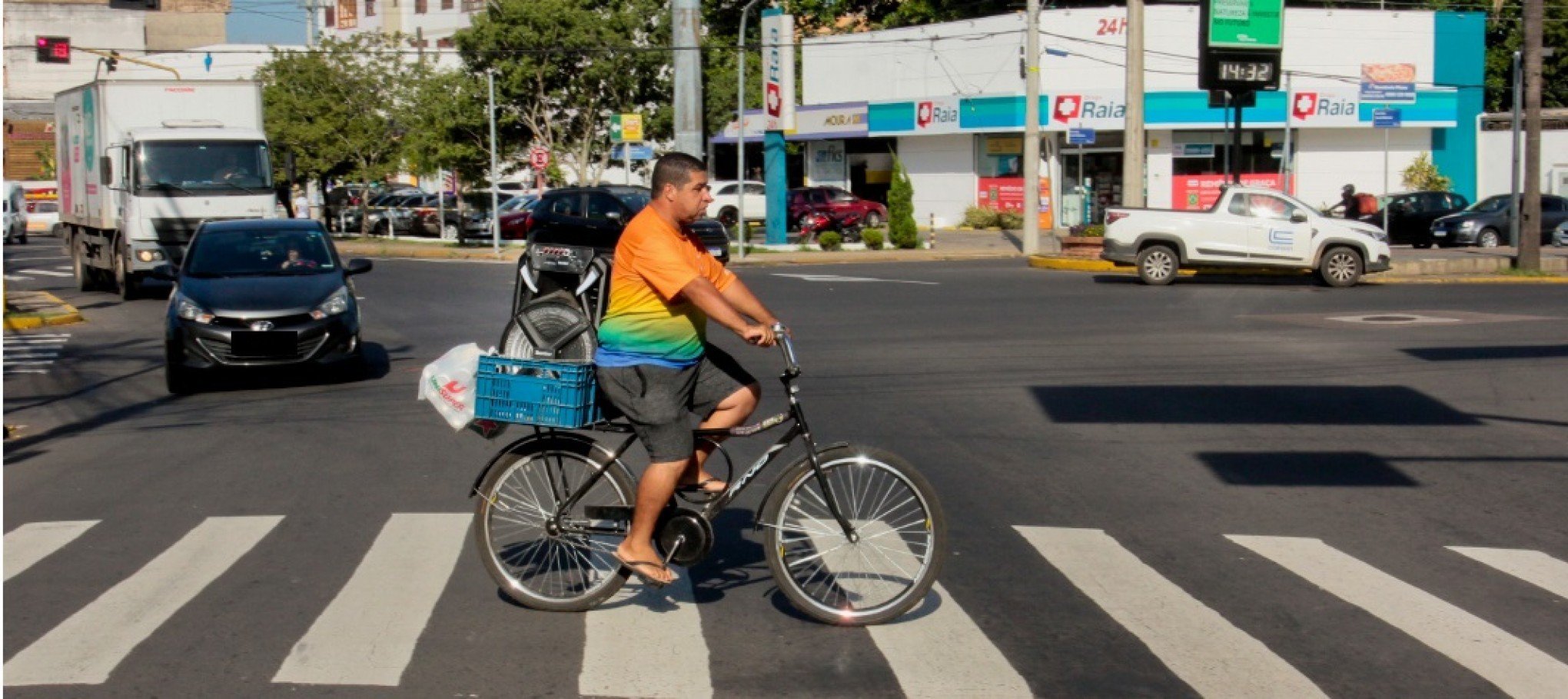 Ciclista do som alto já se tornou popular por circular pelas ruas de Canoas
