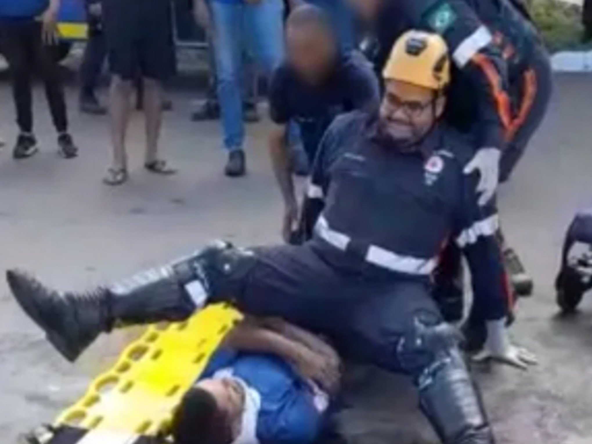 VÍDEO: Socorrista do Samu que caiu em cima de paciente teve reencontro com vítima