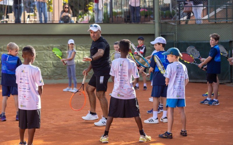 Larri Passos participa de clínica de tênis em Porto Alegre