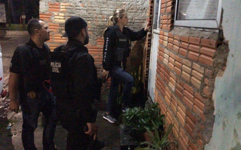 Delegada Luciane em diligência na casa de um dos suspeitos do golpe dos nudes