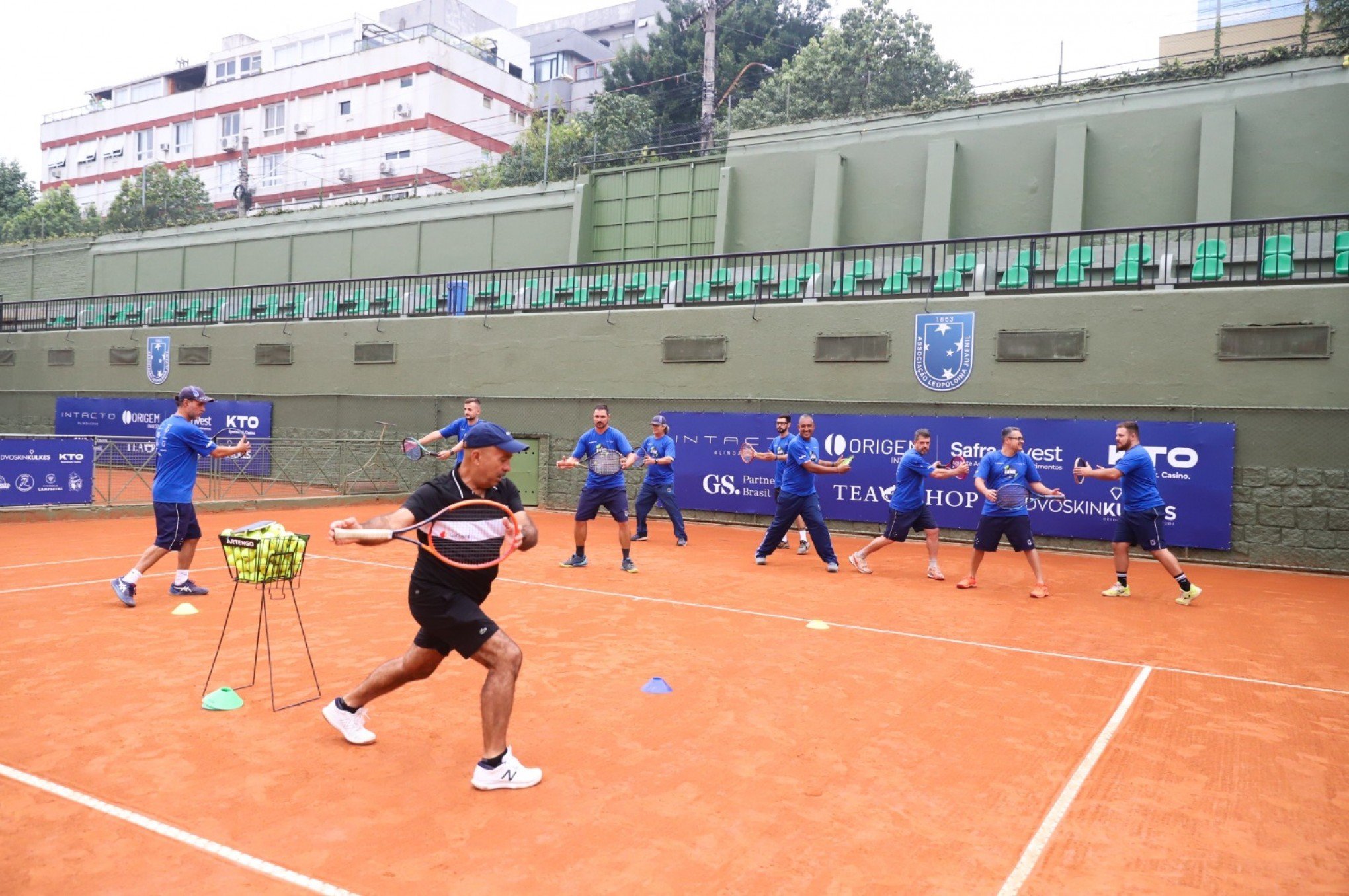 Sonhando com a carreira esportiva raquete de tênis infantil de