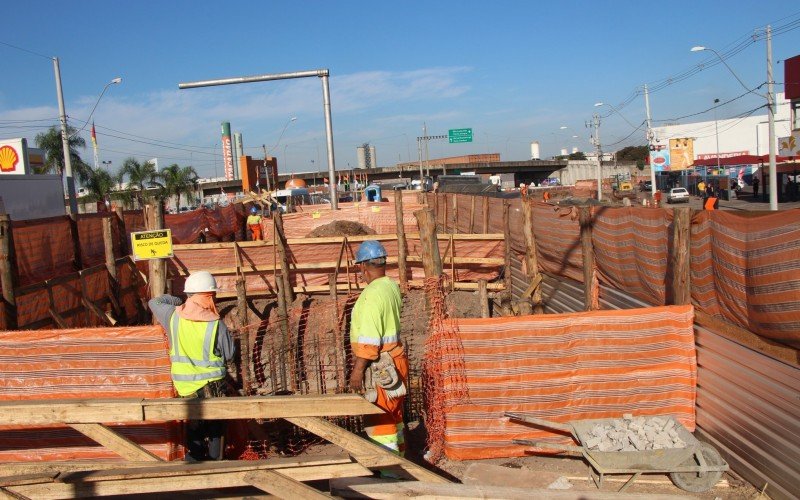 Obras do novo viaduto da Scharlau 