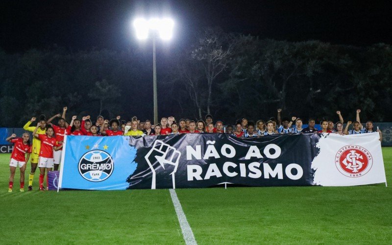 Equipes se manifestação contra o racismo