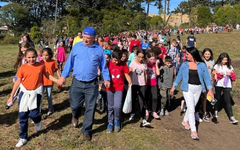 Assinatura do termo de início das obras das trilhas no Parque do Palácio contou com alunos da rede municipal