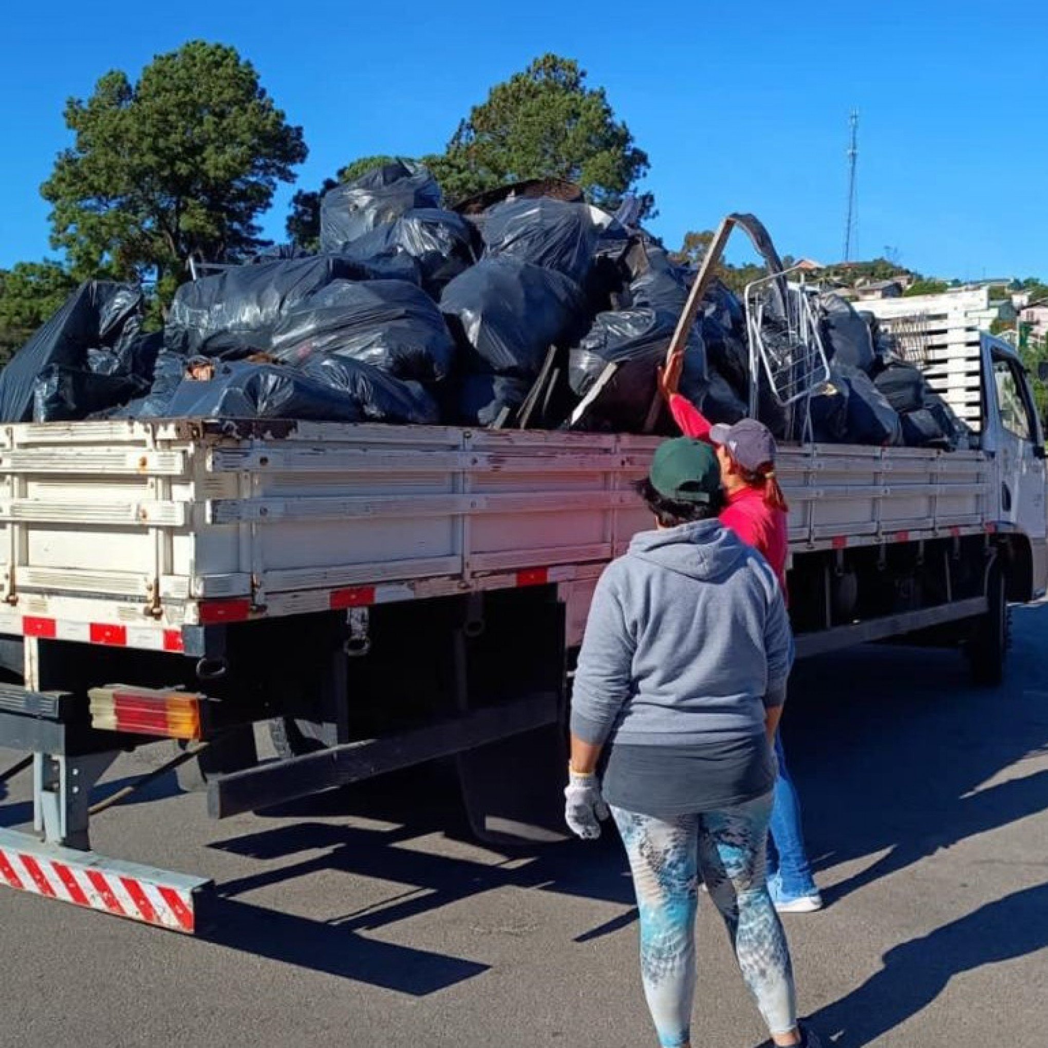Mais de uma tonelada de lixo é recolhida da RS-115 em Gramado