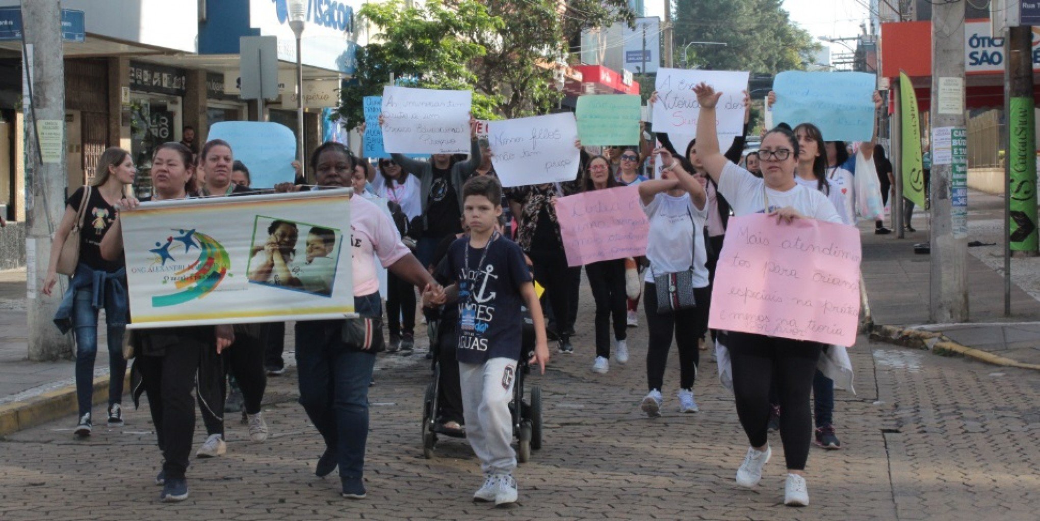 Manifestação pacífica interrompe o trânsito em uma das principais vias do Centro de Canoas