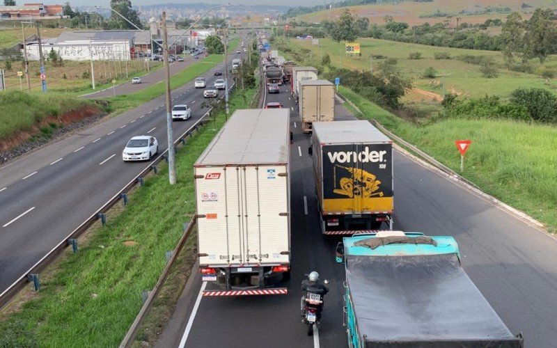 Batida entre caminhões causou congestionamento na BR-116