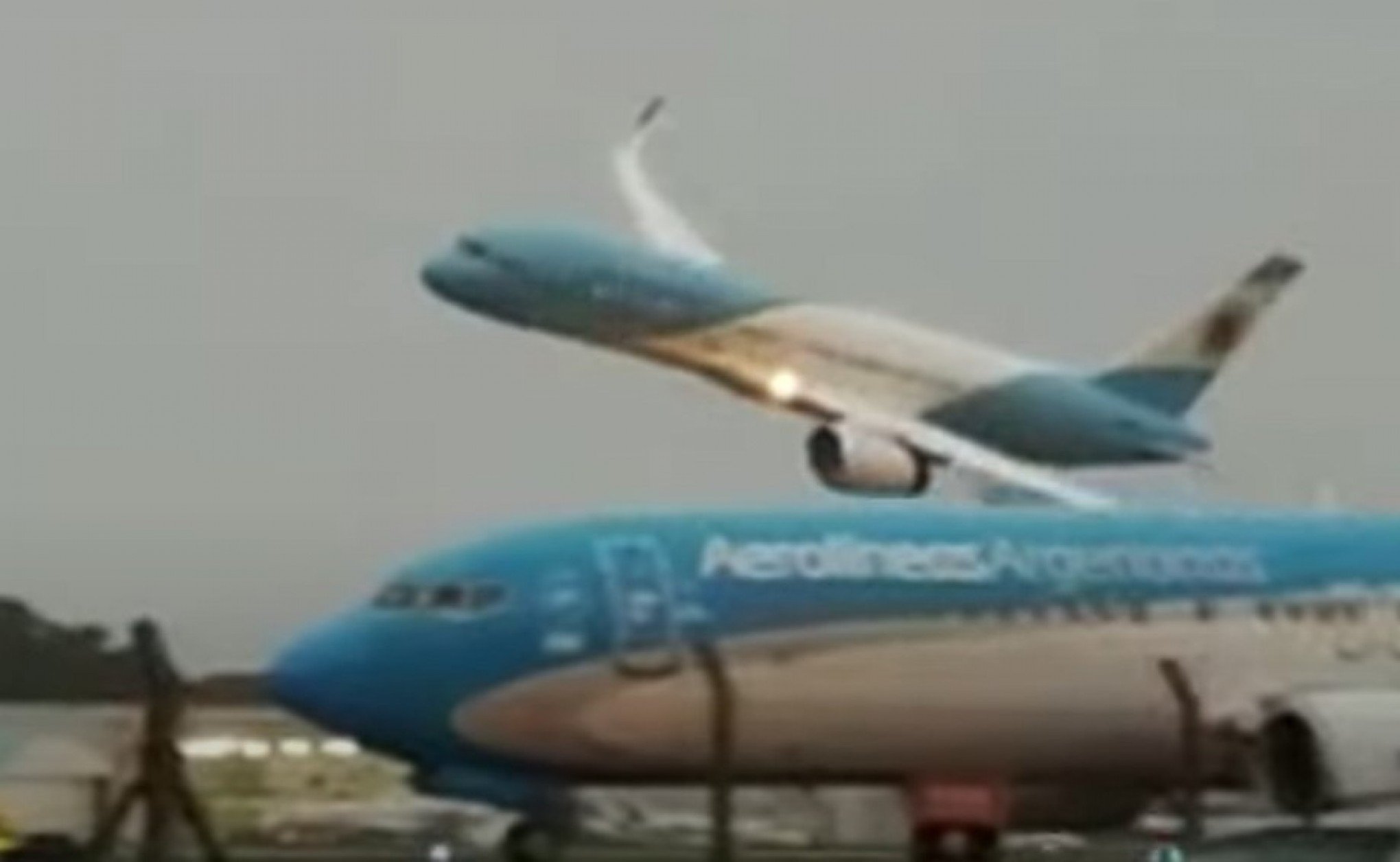VÍDEO: Com economia em crise, governo argentino compra novo avião presidencial e piloto surpreende na chegada