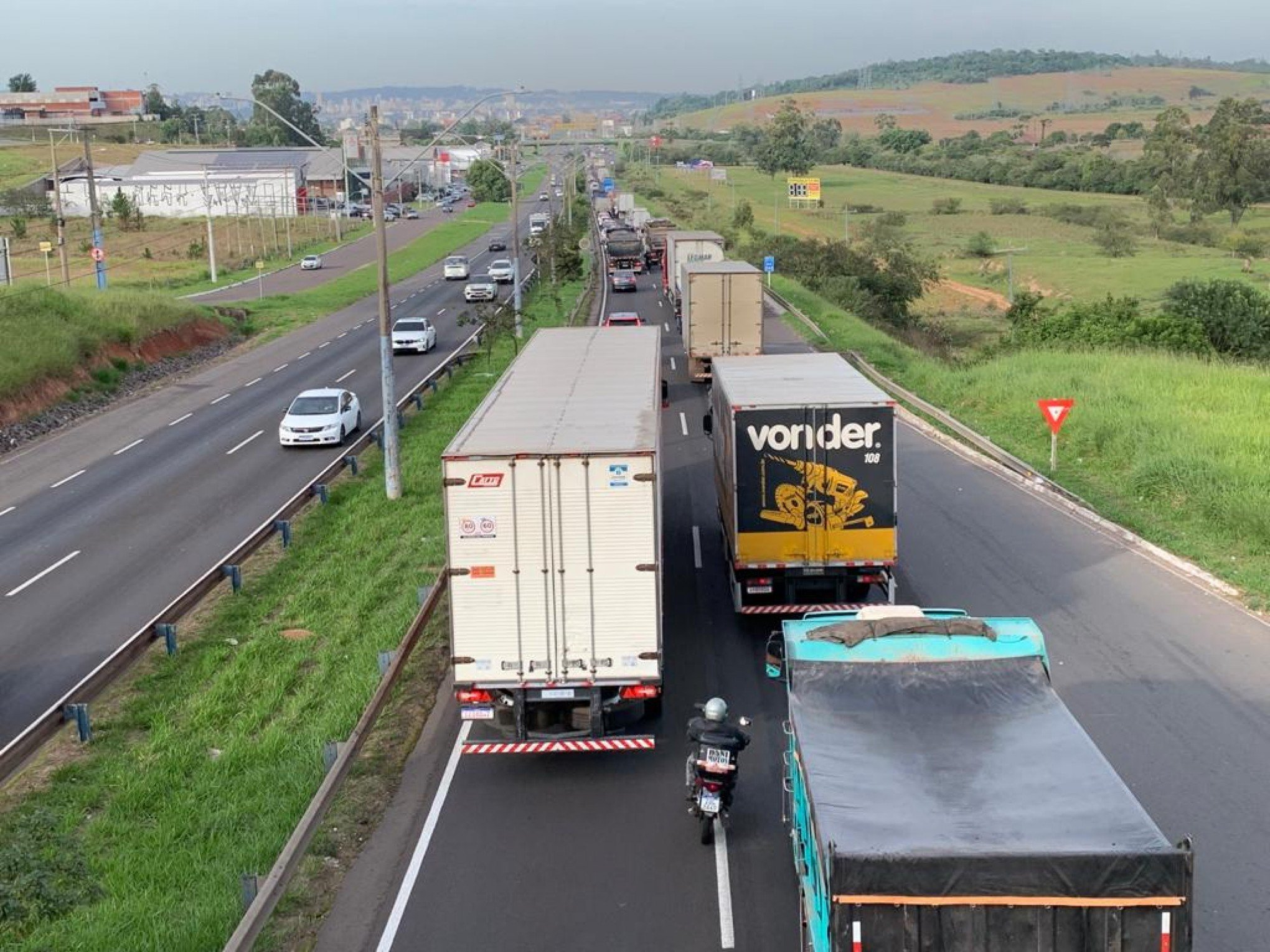 ATUALIZAÇÃO: Batida entre caminhões causa mais de 8 quilômetros de congestionamento; saiba como está o trânsito