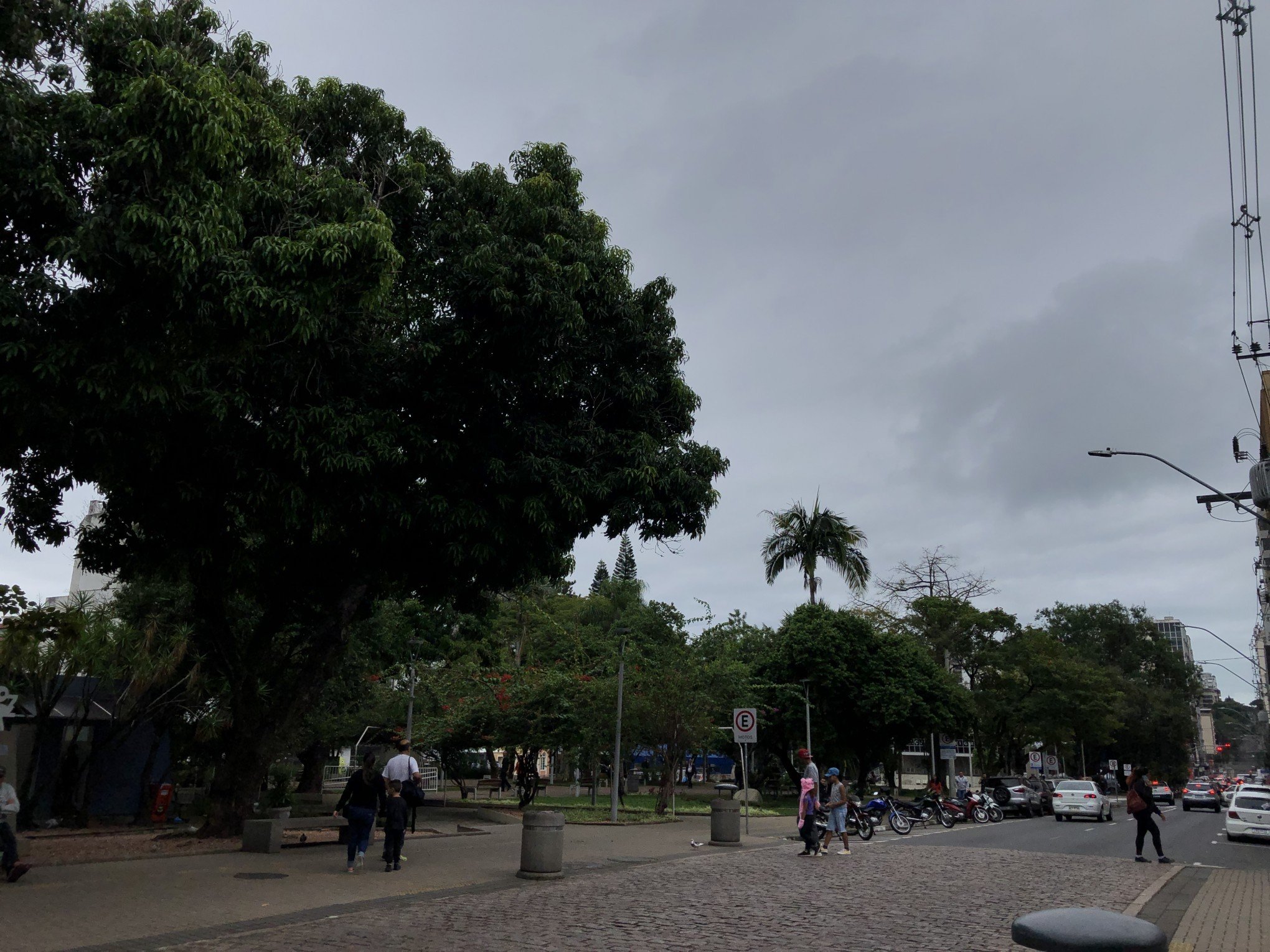Como fica o tempo no RS com massa de ar frio impulsionada por ciclone intenso no oceano nesta quinta-feira