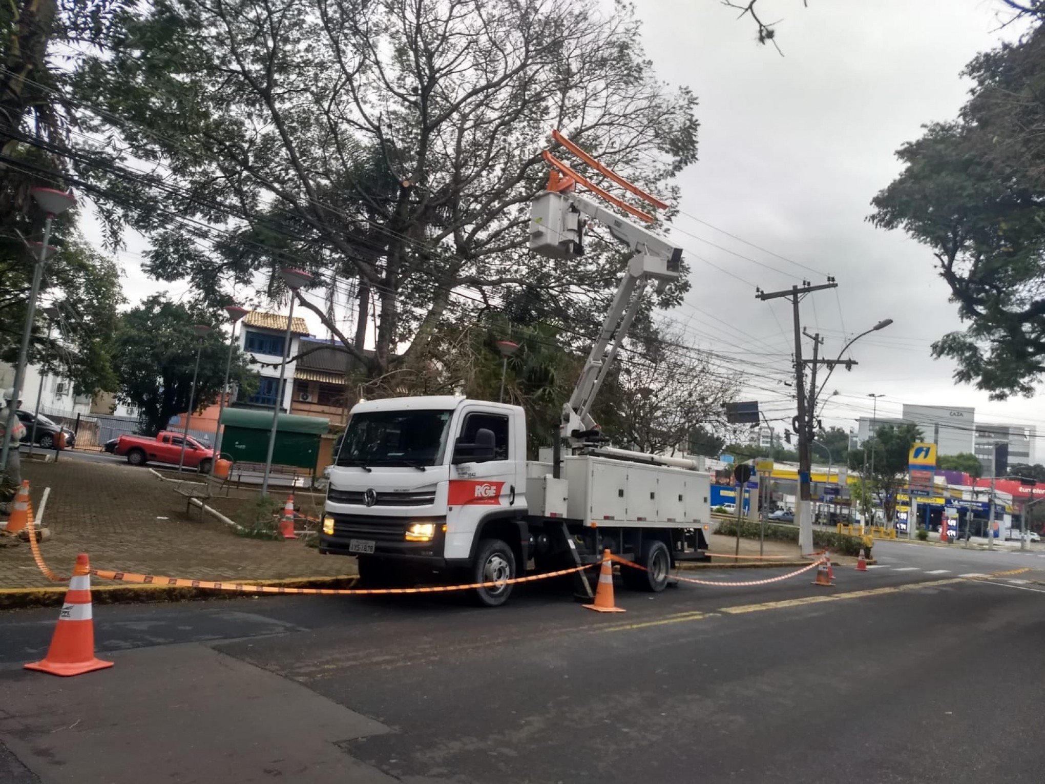 Chuva forte deixa pessoas sem luz em Canoas