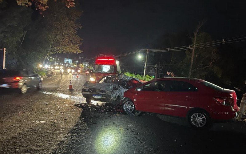 Colisão entre Voyage e Prisma ocorreu no final da tarde deste domingo (28), na BR-116, em Dois Irmãos