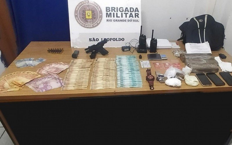 Arma, drogas e dinheiro, entre outros, foram encontrados na ação