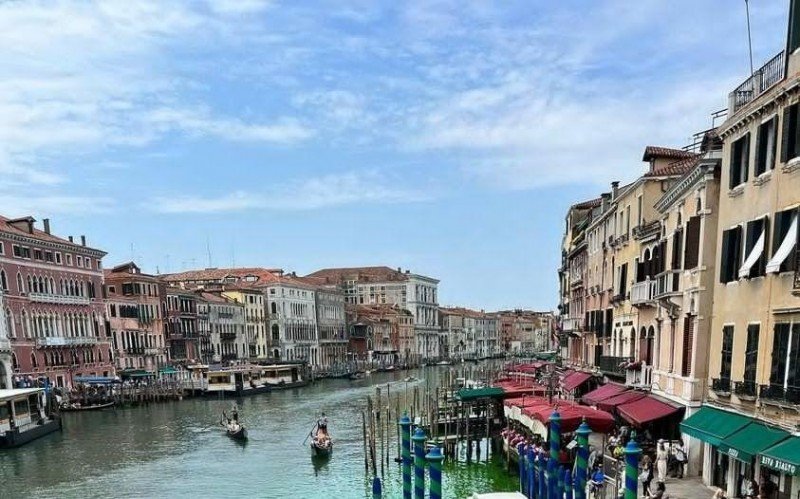 Guia de turismo Júlia Nunes Cordeiro registrou a cor verde-esmeralda no Grande Canal de Veneza, neste domingo (28)