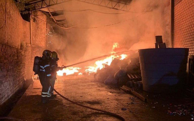 Incêndio destruiu empresa de plásticos em São Leopoldo na noite do sábado (27)  