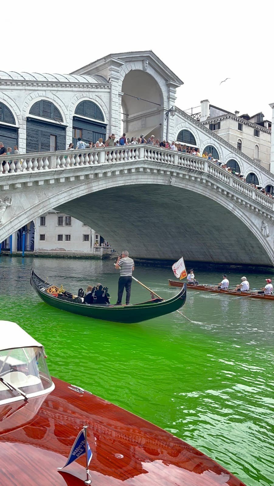 A coloração esverdeada no canal em Veneza apareceu pela manhã, mas ao longo da tarde já havia se dispersado