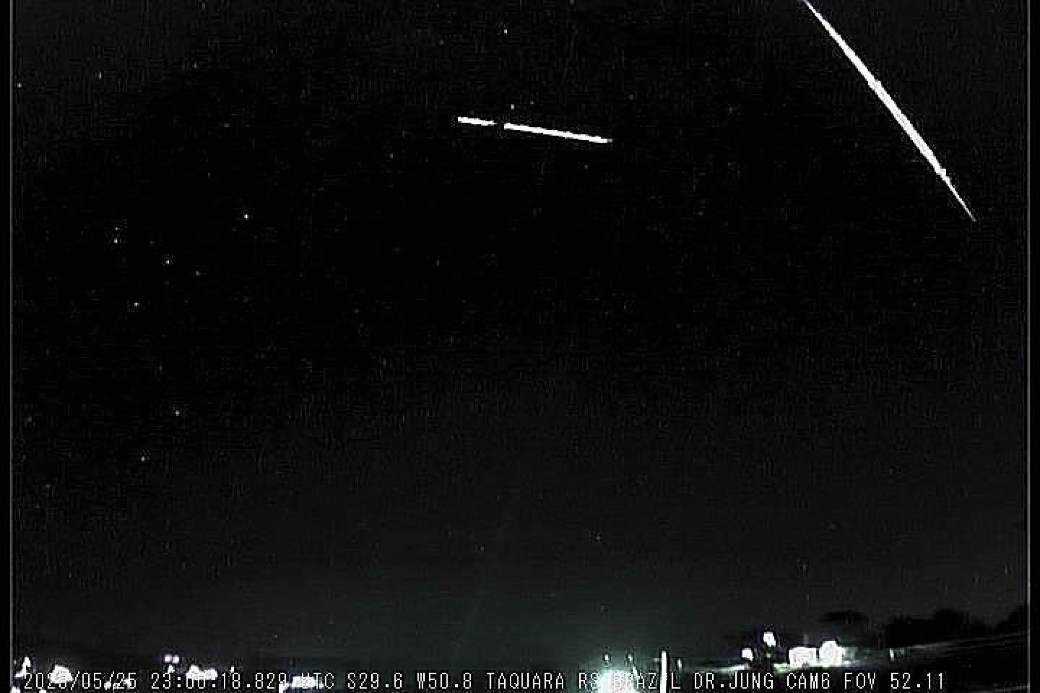 VÍDEO: Queda de meteoro é registrada durante passagem de avião no RS