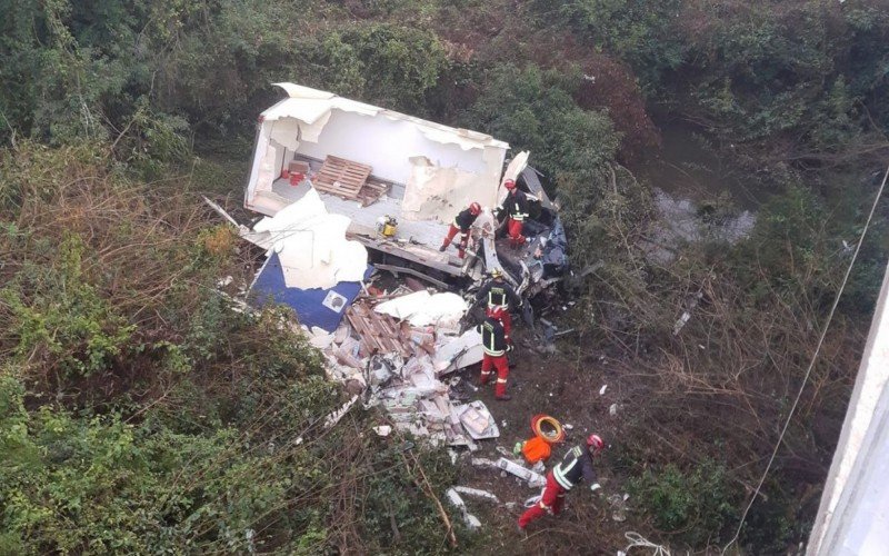 Caminhão caiu de aproximadamente 12 metros na RS-122