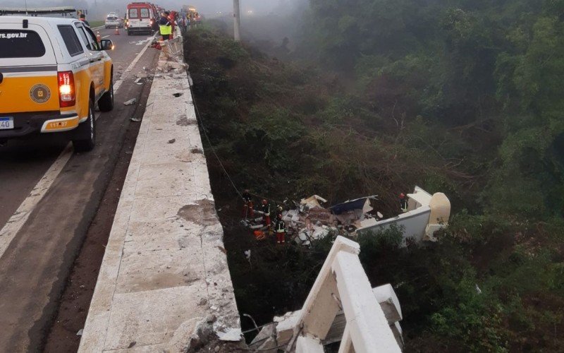 Caminhão caiu de aproximadamente 12 metros na RS-122
