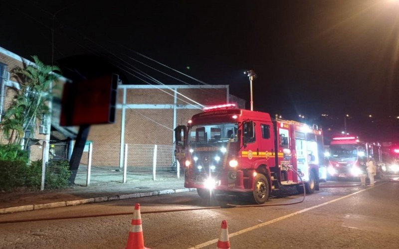 Bombeiros voltam a combater incêndio em gráfica de Novo Hamburgo