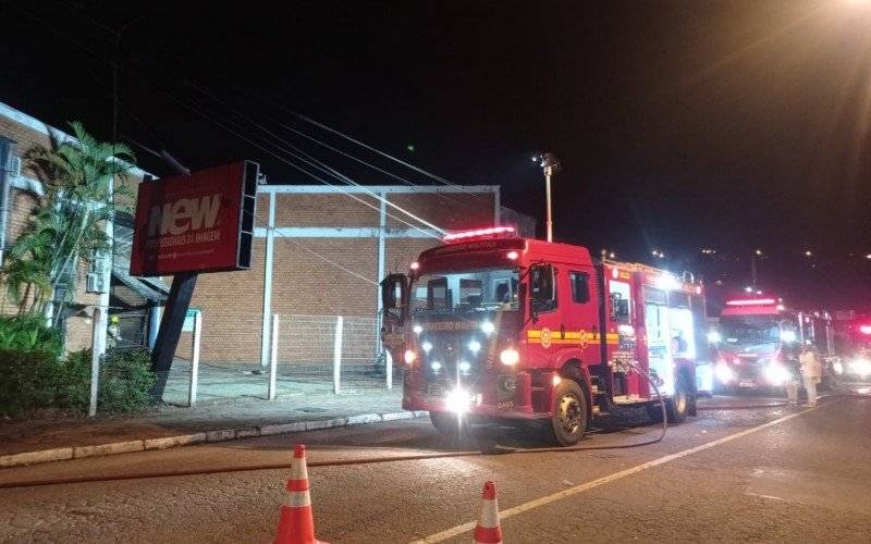 Incêndio atinge prédio de gráfica em Novo Hamburgo