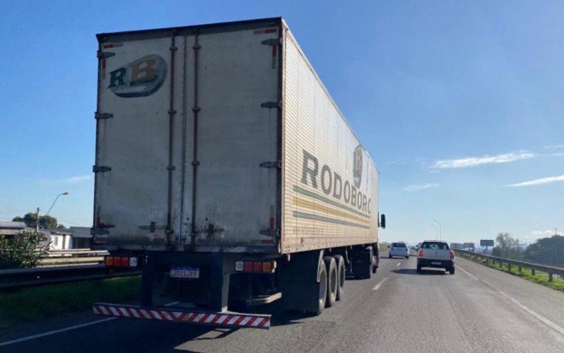 Caminhão parado na BR-116, no trecho de São Leopoldo