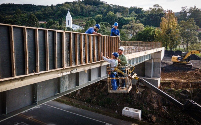 Construção do viaduto em Gramado, no bairro Várzea Grande