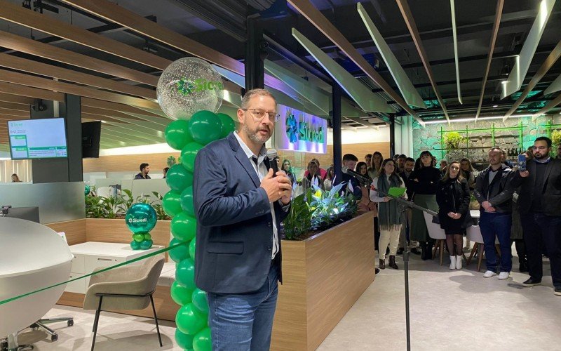 Tiago Schmidt na inaugura&ccedil;&atilde;o da nova ag&ecirc;ncia da Sicredi Pioneira em Canela