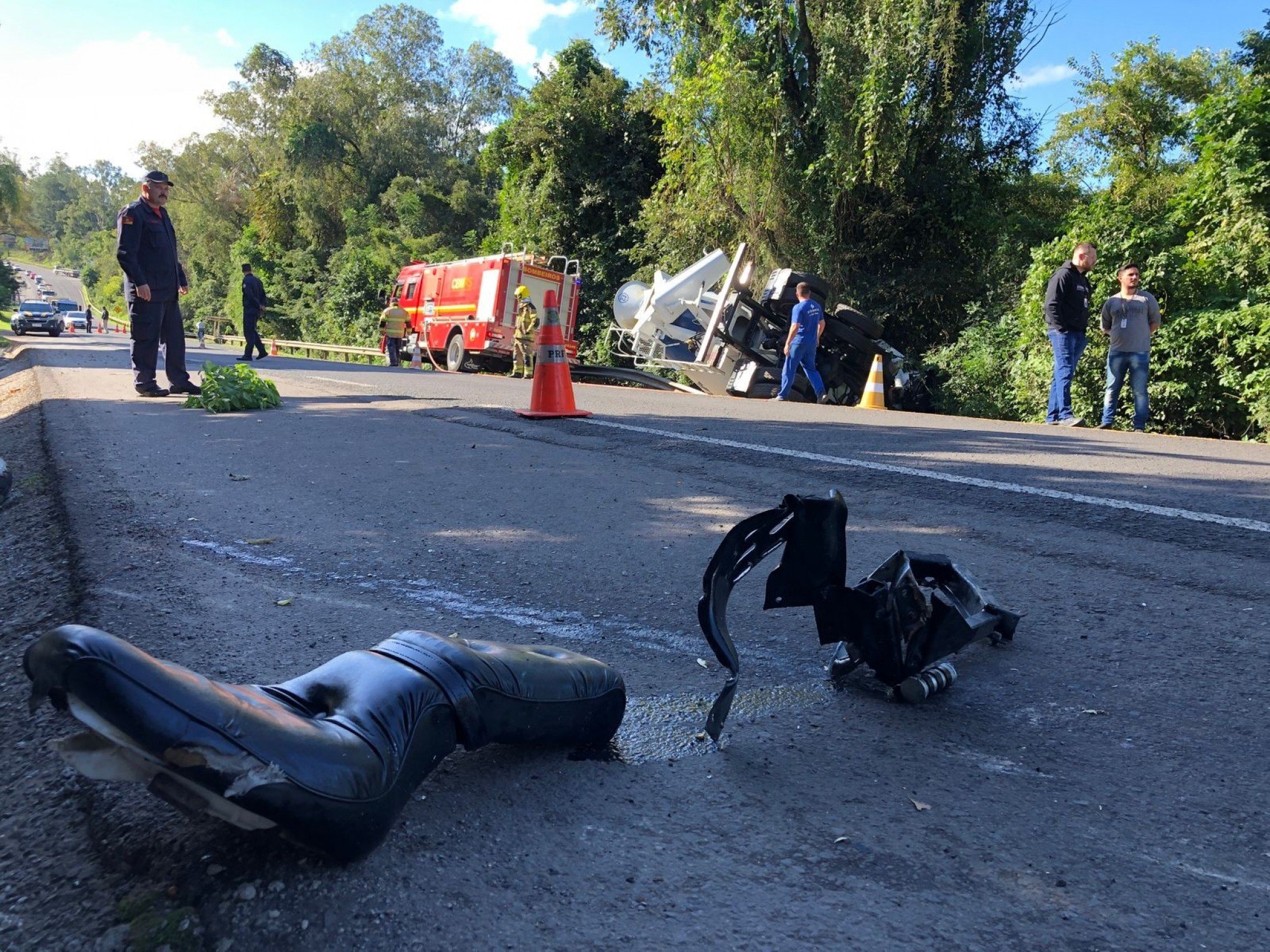VEJA FOTOS: Motoristas morrem em acidente entre moto e caminhão na BR-116