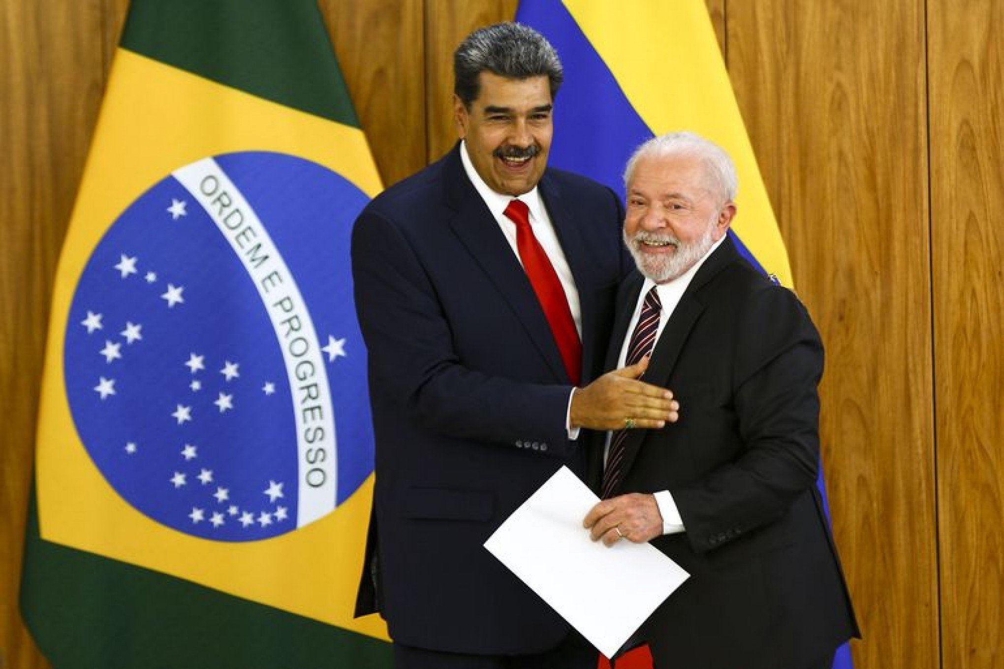 Em encontro com Maduro, Lula critica sanções dos EUA à Venezuela